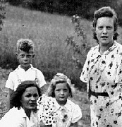 Adolf und Anneliese zusammen mit Emma (r), lu Tante Mathilde.