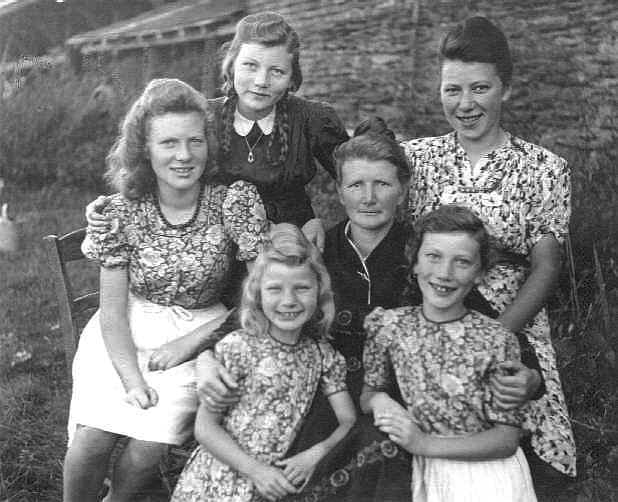 Meine Mutter Katharina (l), Friedel (lo), Anne (ro), Oma Karoline (m), Gretel (lu) und Lisbeth (ru)