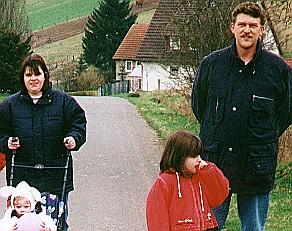 Anja, Helmut und Tochter Svenja, 1.4.2000 in St. Ottilsen. Unten links ist unsere Klara.